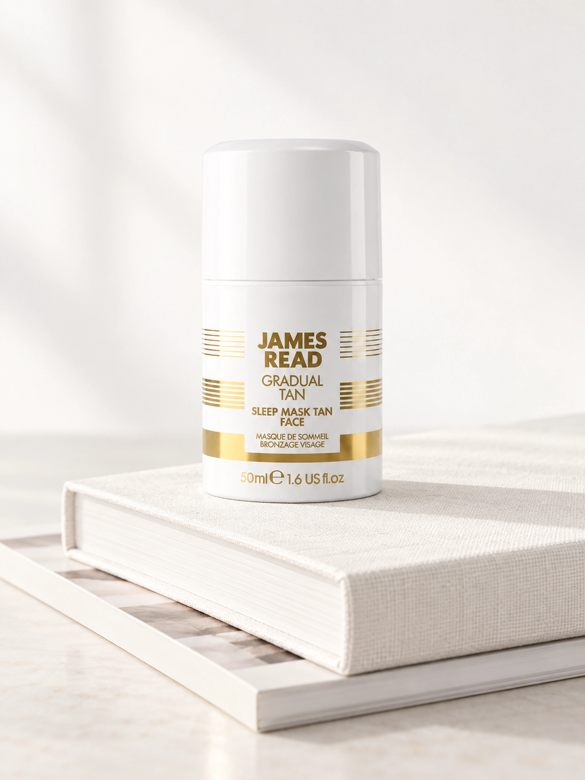 James Read Sleep Mask Tan Face на светлом фотографическом альбоме